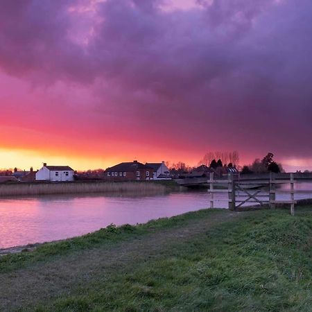 Riverbank Guest House Wiggenhall Saint Germans Esterno foto