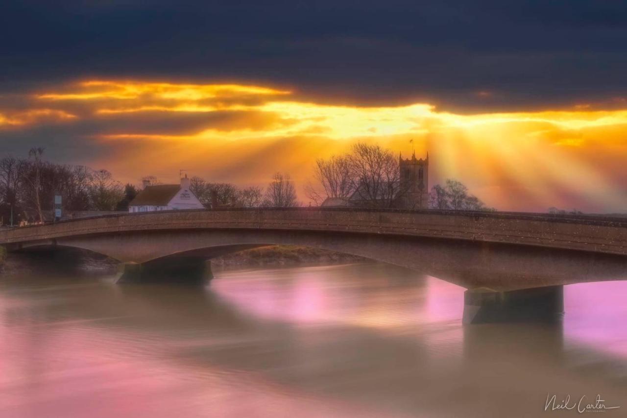 Riverbank Guest House Wiggenhall Saint Germans Esterno foto